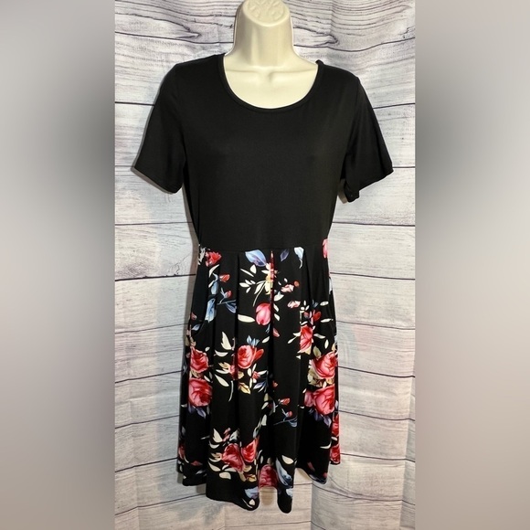 Boutique Black Floral Short Sleeve Knee Length Swing Dress with Pockets - Picture 1 of 5